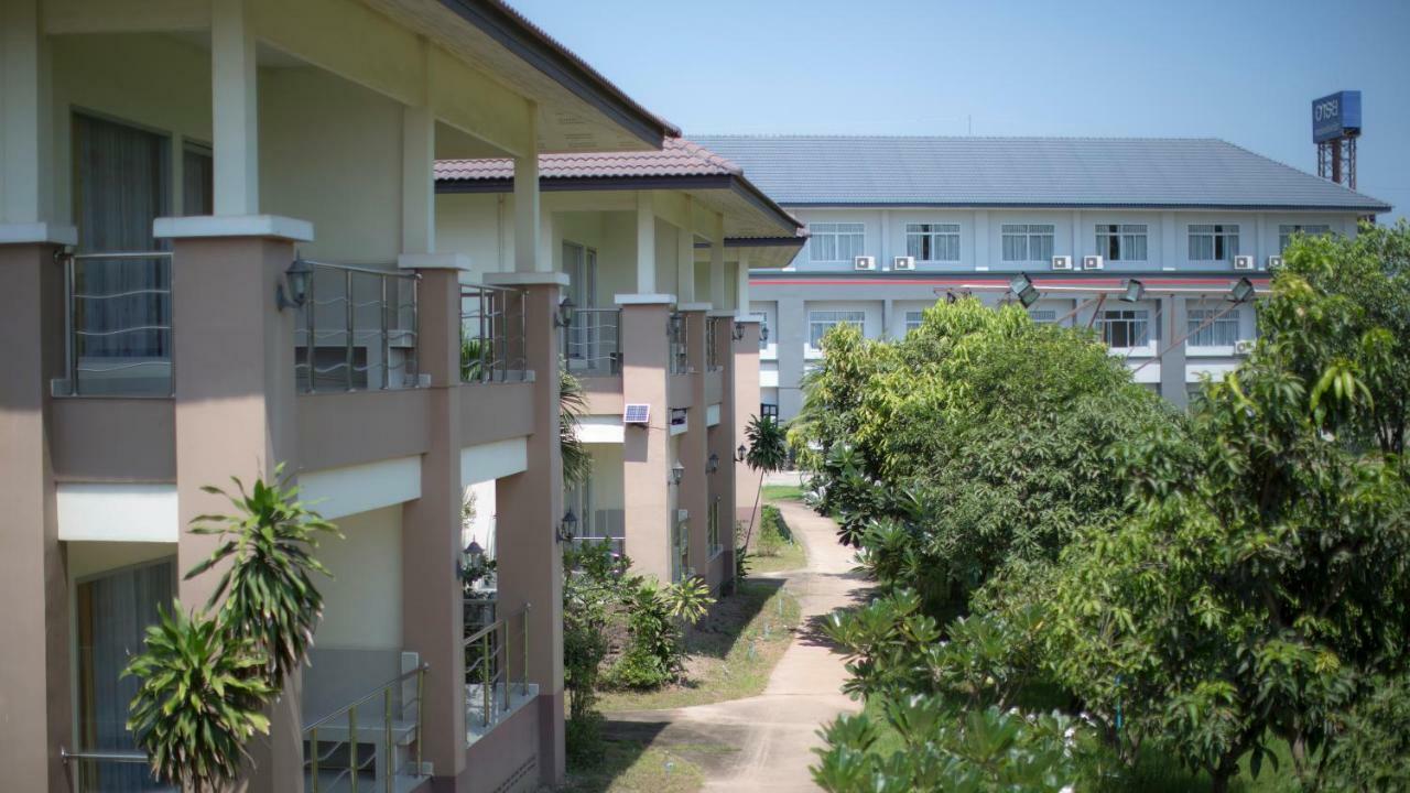 Araya Hotel Uttaradit Exterior photo