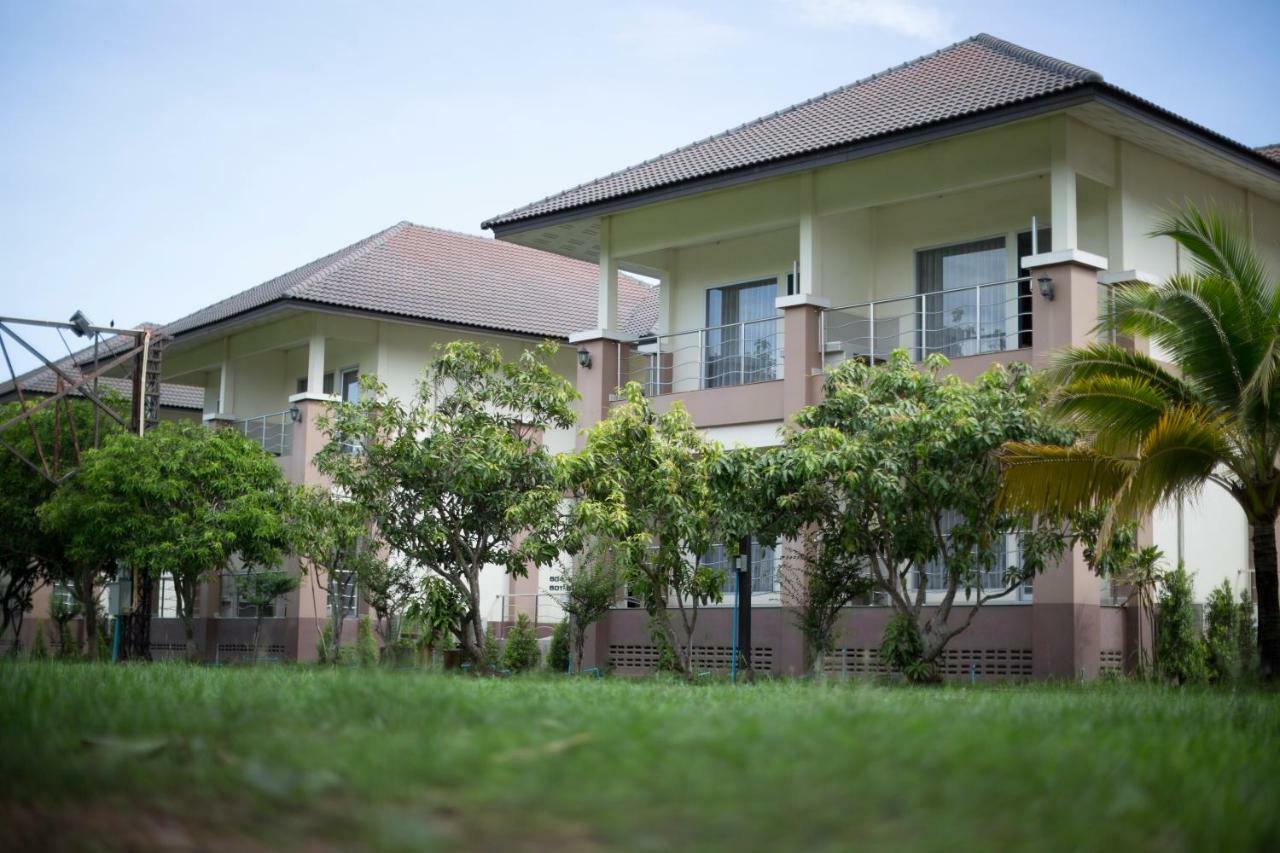 Araya Hotel Uttaradit Exterior photo